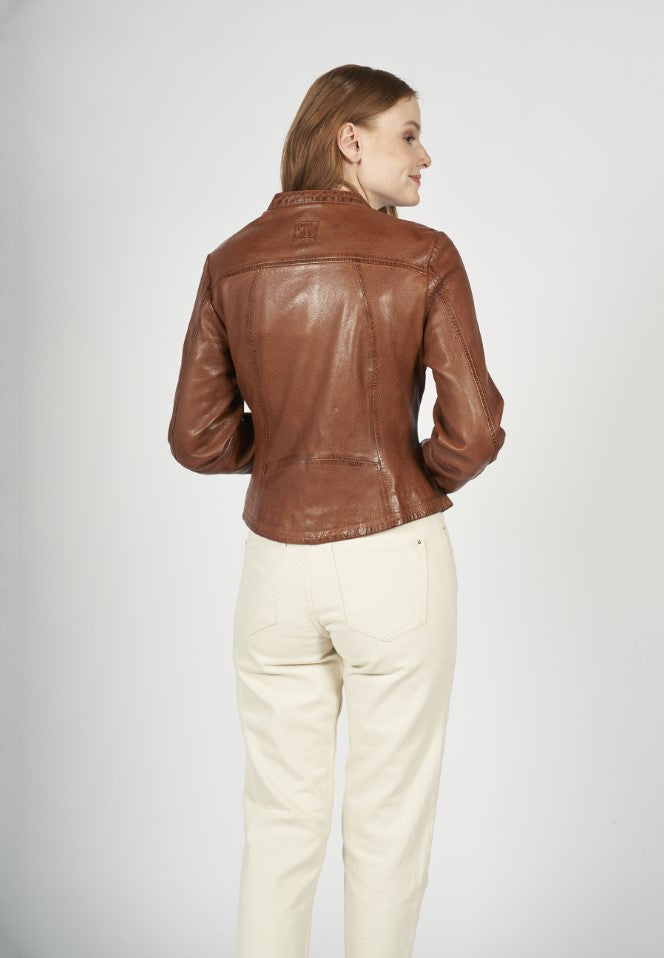 Leather jacket with 2 side pockets with zip and button closure at the neck, zip on the sleeves